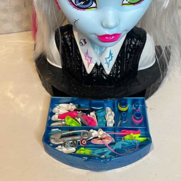Monster High ⚡️Frankie Stein Doll Head for Hair Styling - Picture 3 of 13